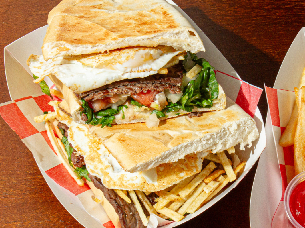 Pan con Bistec a Caballo.