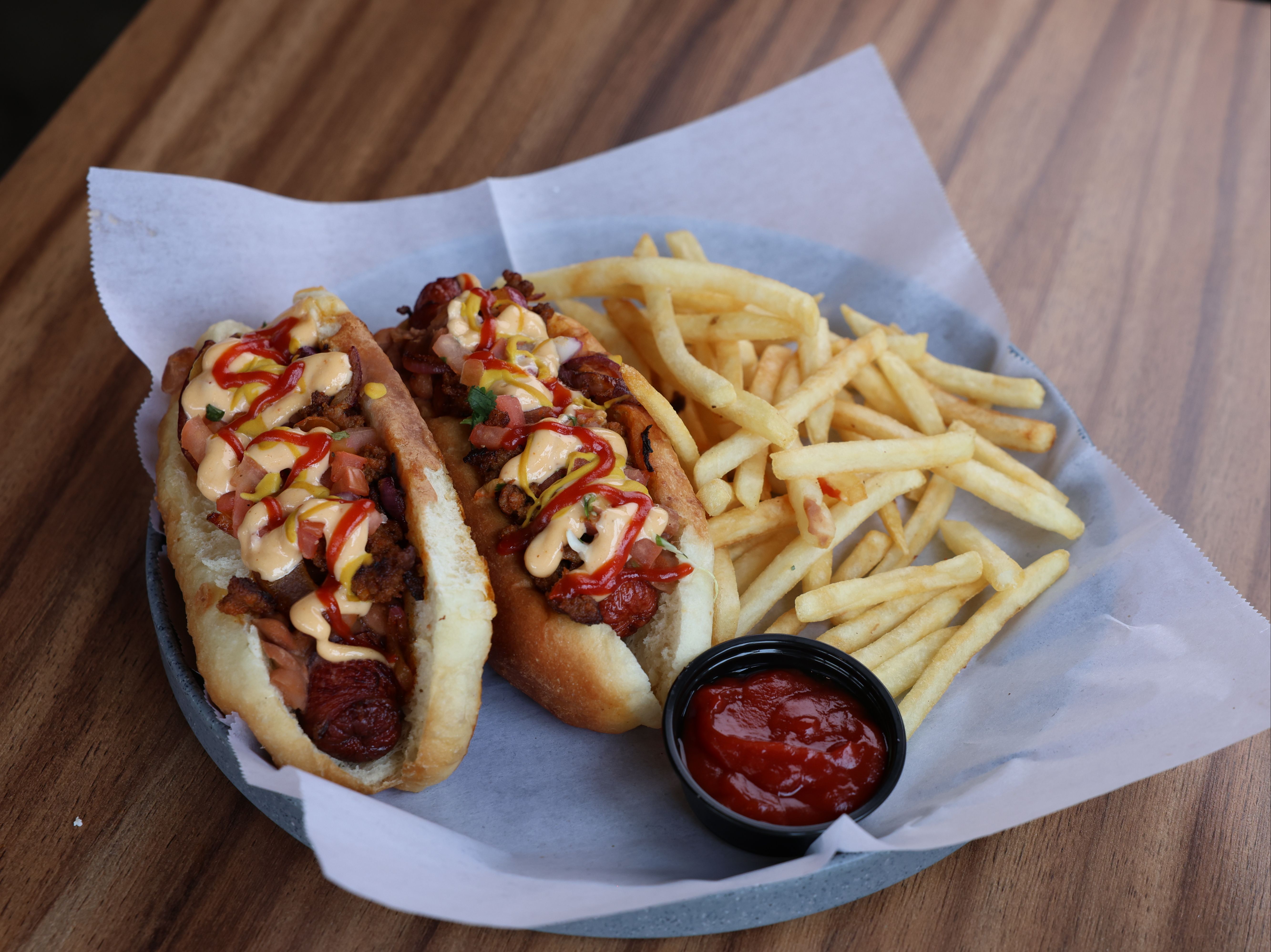 Botana Dogs & Fries.