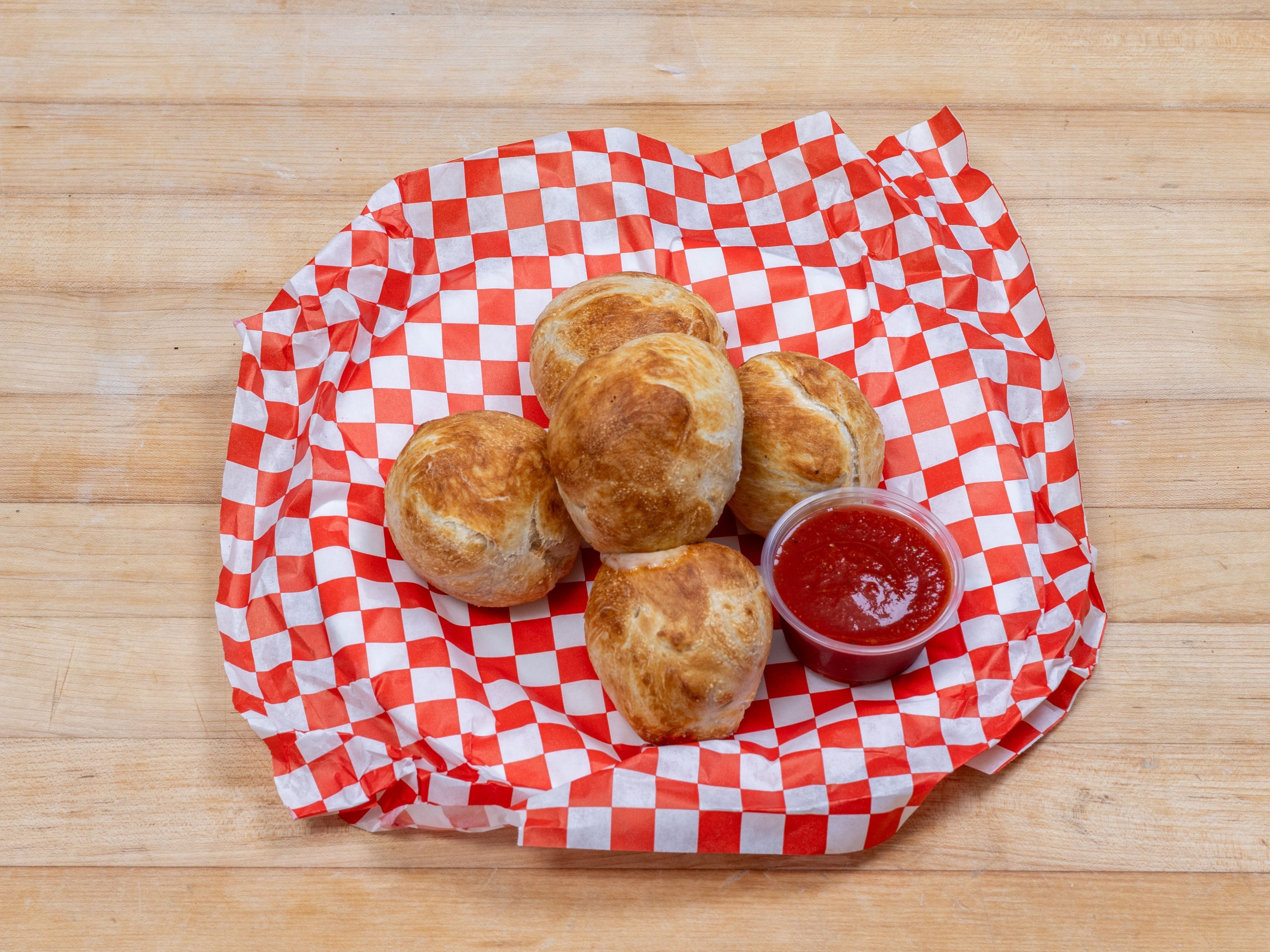 Garlic Cheese Rolls 4 Pieces W/Marinara Sauce.