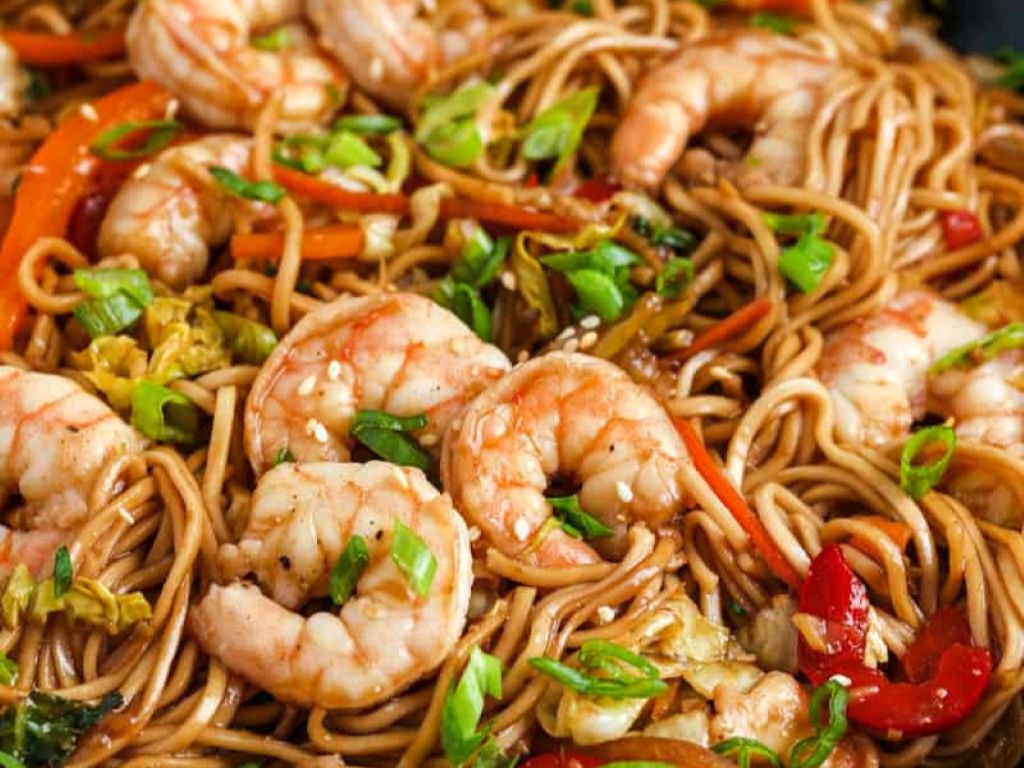 Seafood Lo Mein / Mì xào hải sản / 海鲜捞面.