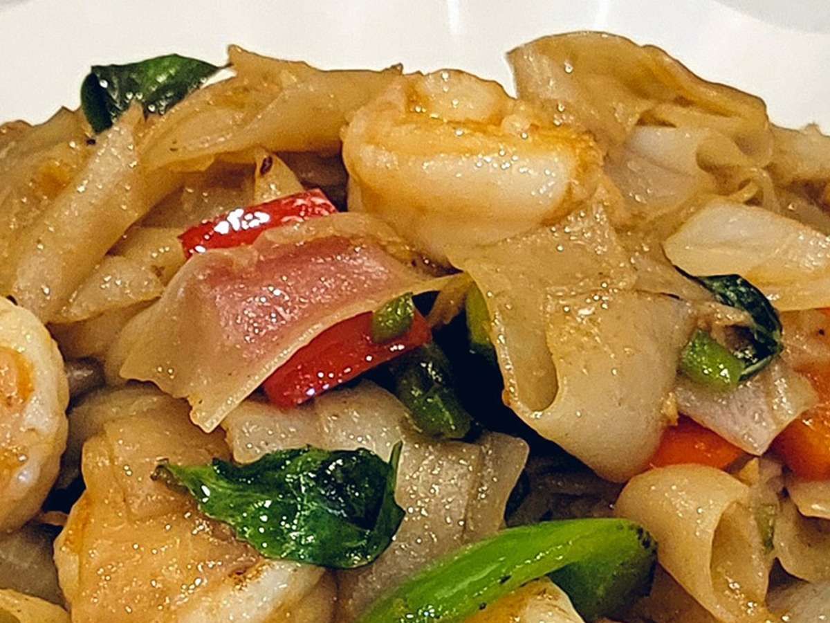 Chili Basil Noodles 九層塔辣河粉.