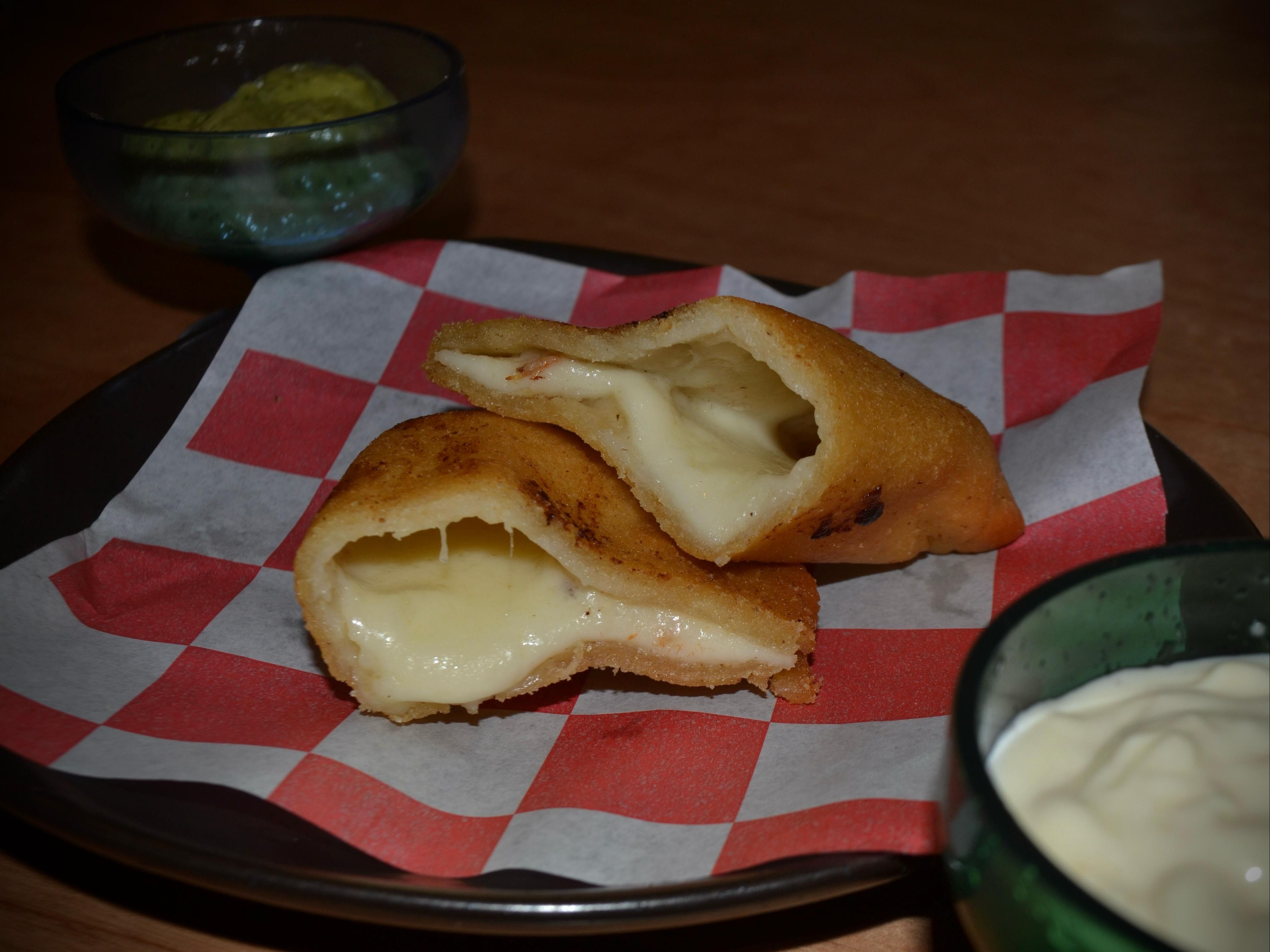 Cheese Pattie (1 Piece) / Empanada de Queso (1 Unidad).