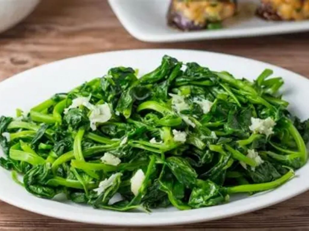 Peapod Leaves w/ Garlic Sauce / Đậu Hà Lan Non Xào Sốt Tỏi / 豌豆苗配蒜蓉酱.