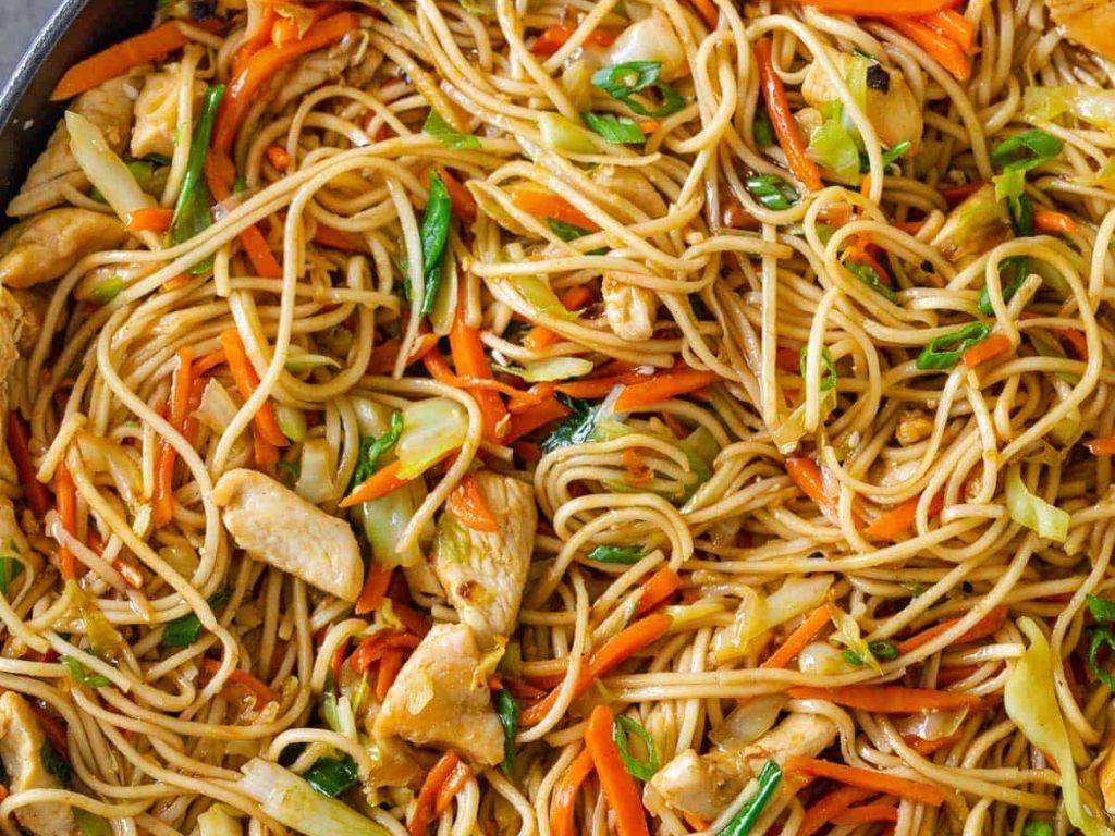 Chicken Chow Mein / Mì Xào Gà / 鸡肉炒面.