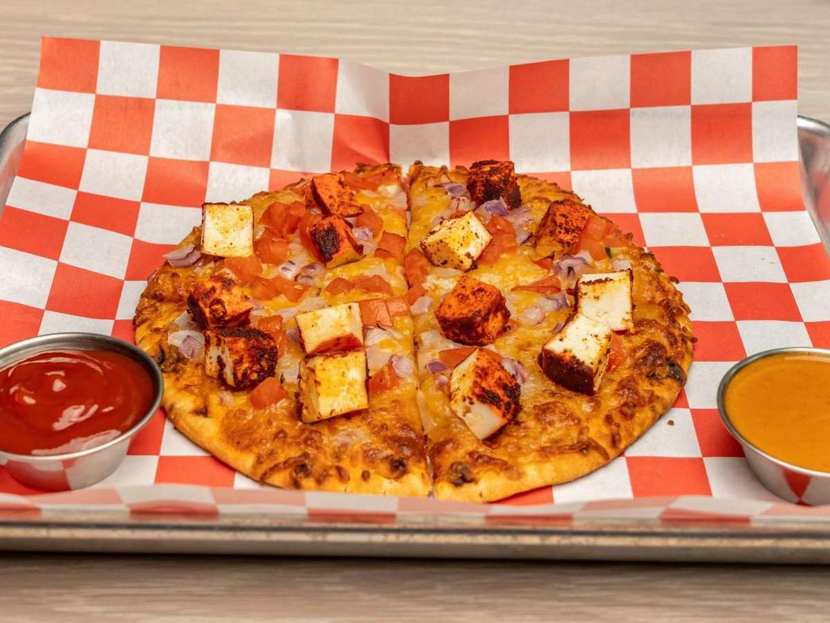Tandoori Paneer Naan Pizza