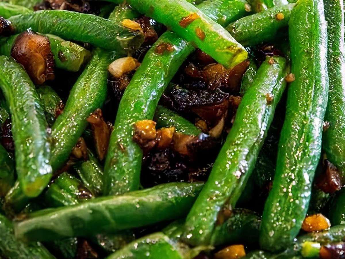 Green Beans in Shiitake Mushroom Sauce 冬菇四季豆.