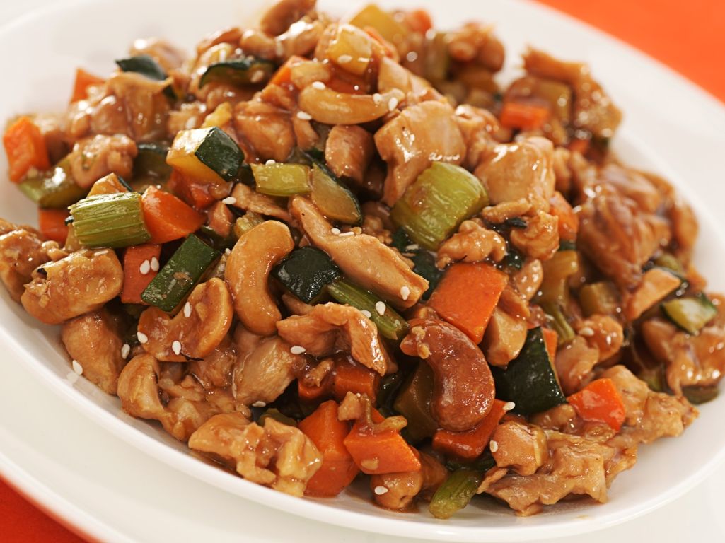 Chicken w/ Cashew Nuts / Gà xào hạt điều / 腰果鸡.