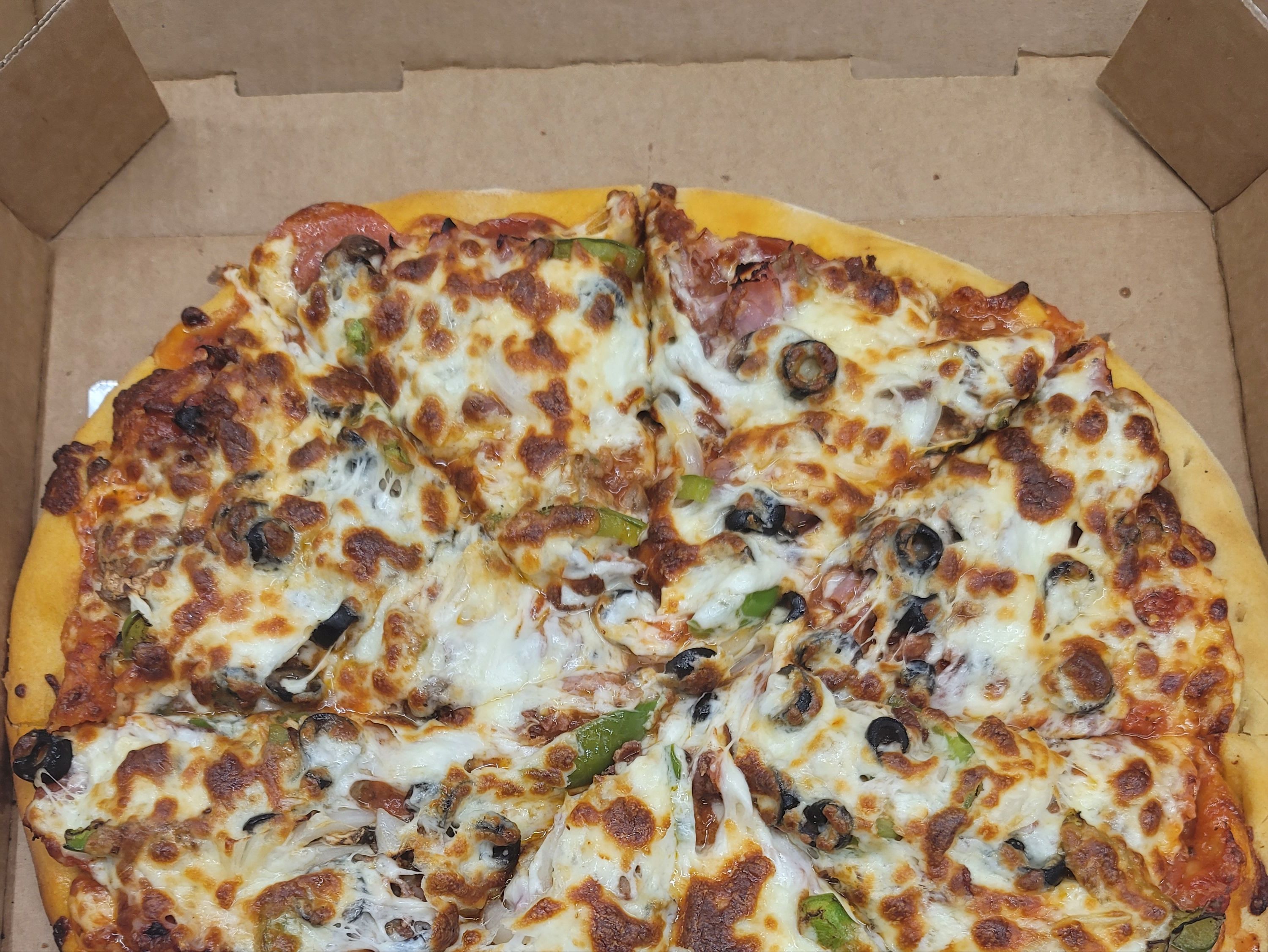 14" Deluxe Pizza.