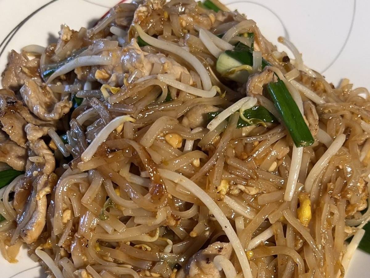 S1 Salmon Pad Thai.