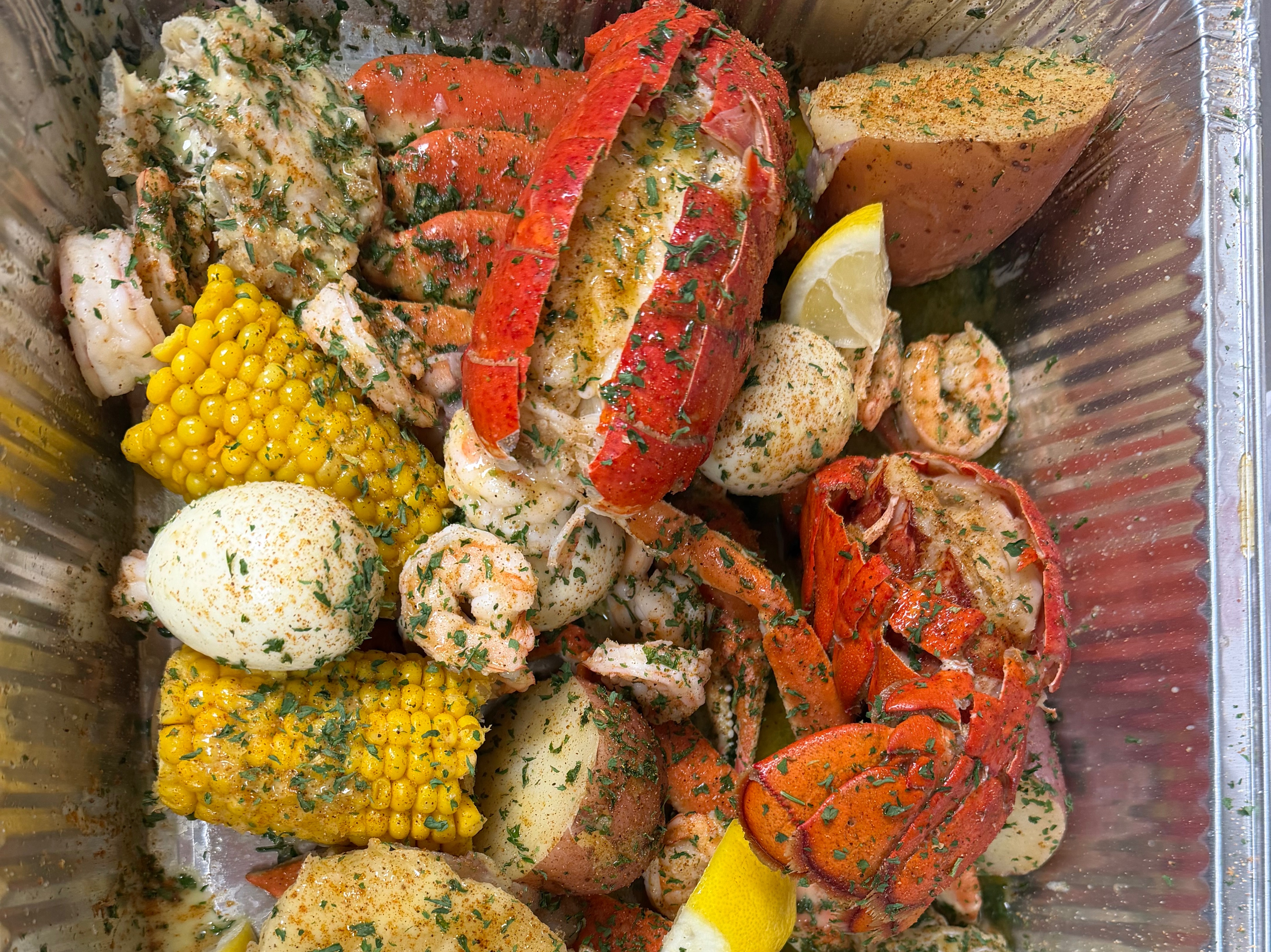 B6 - Super Bowl (3 Snow Crabs, 3 Lobster Tails, 30 Shrimps, 3 Corns, 3 Potatoes, 3 Eggs).