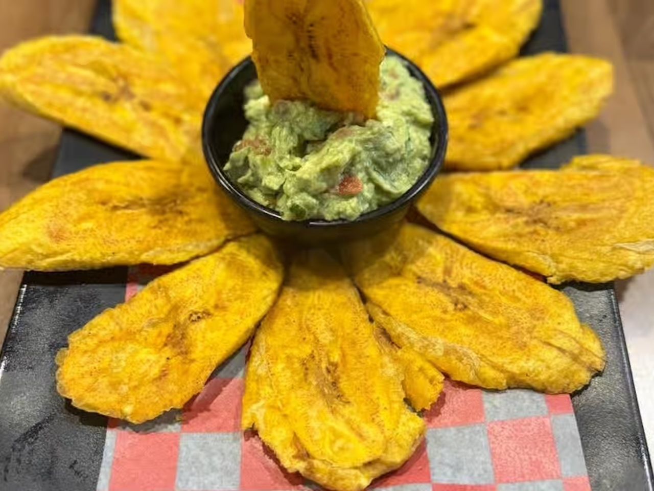 Tostones Con Guacamole.