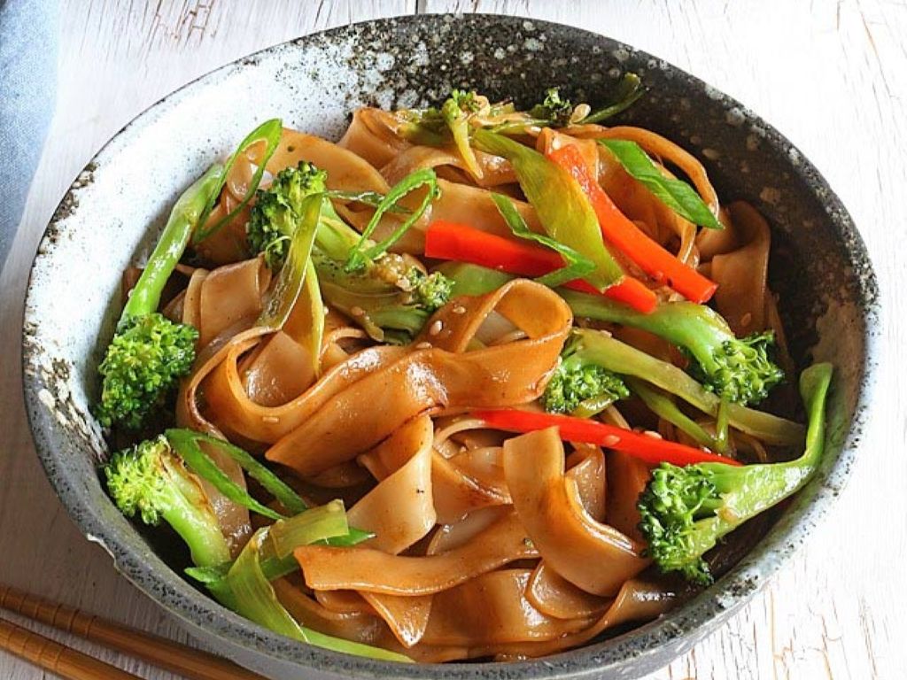 Veggie Chow Fun / Chao Mì Xào Rau / 素炒河粉.