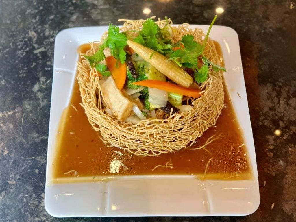 V97. Crispy Egg Noodles with Tofu Vegetables.