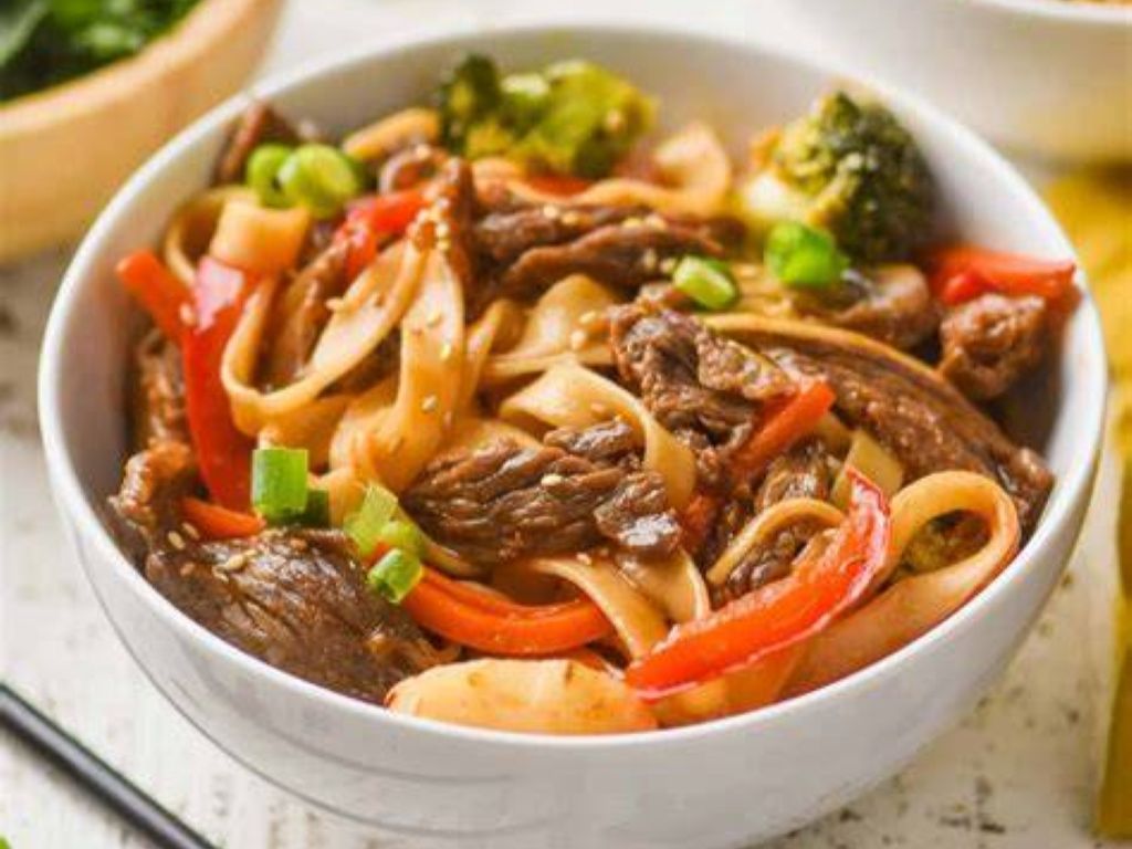 Beef Lo Mein / Mì Xào Bò / 牛肉捞面.