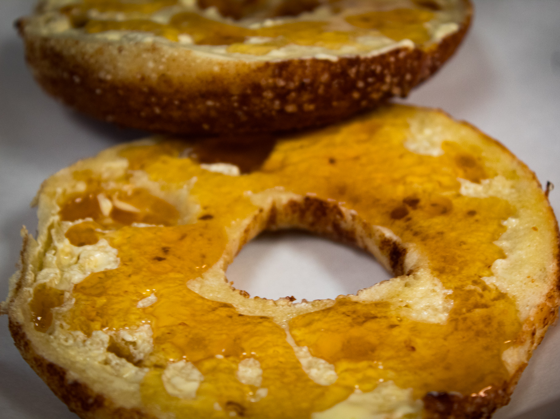 BAGEL W/CREAM CHEESE & HONEY.