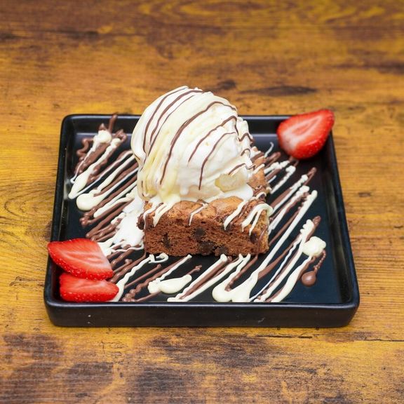 Contains Nuts Blondie Brownie Sundae