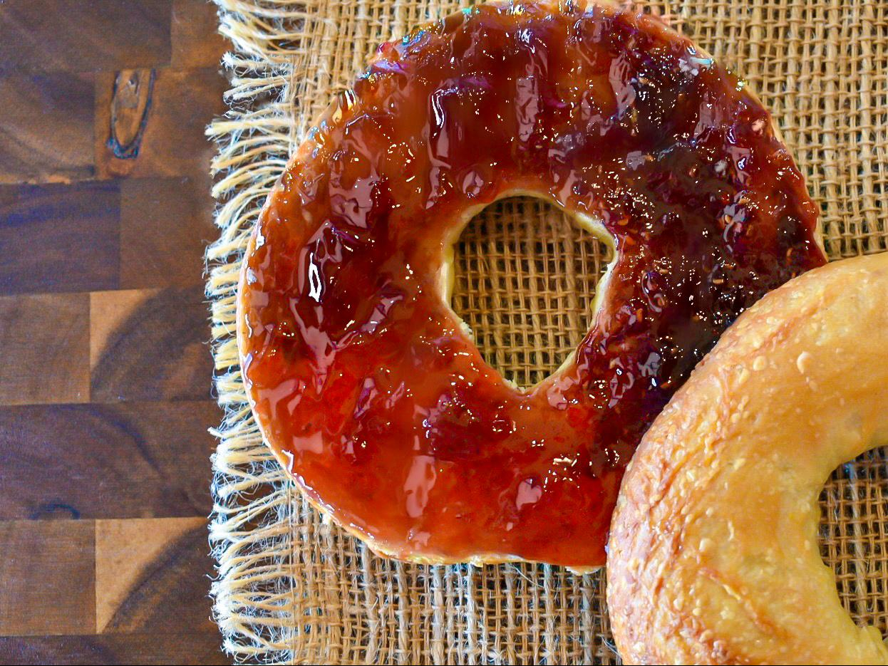 BAGEL W/CREAM CHEESE & JELLY