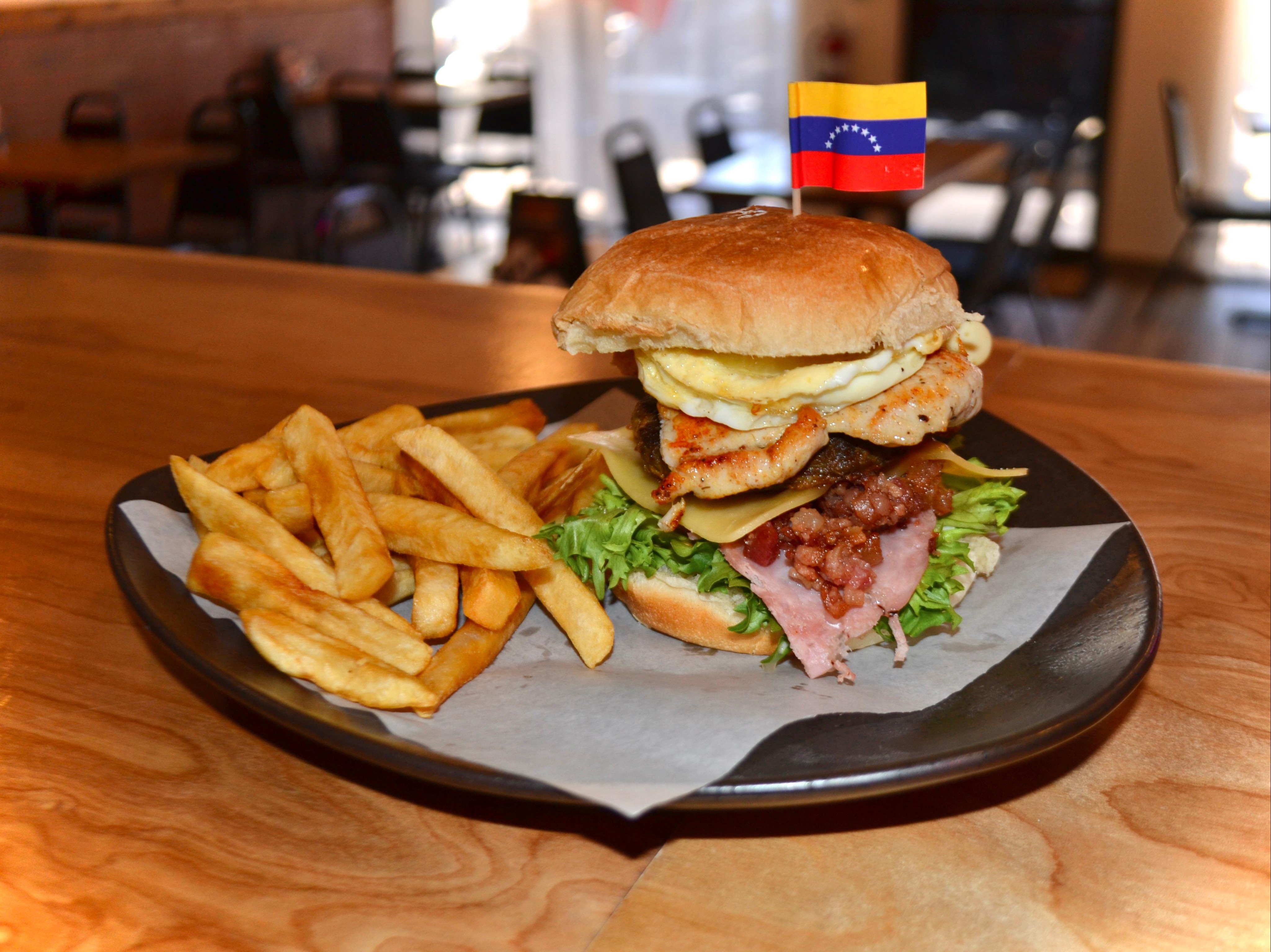 Signature Avila Burger / Hamburguesa Signature Ávila.