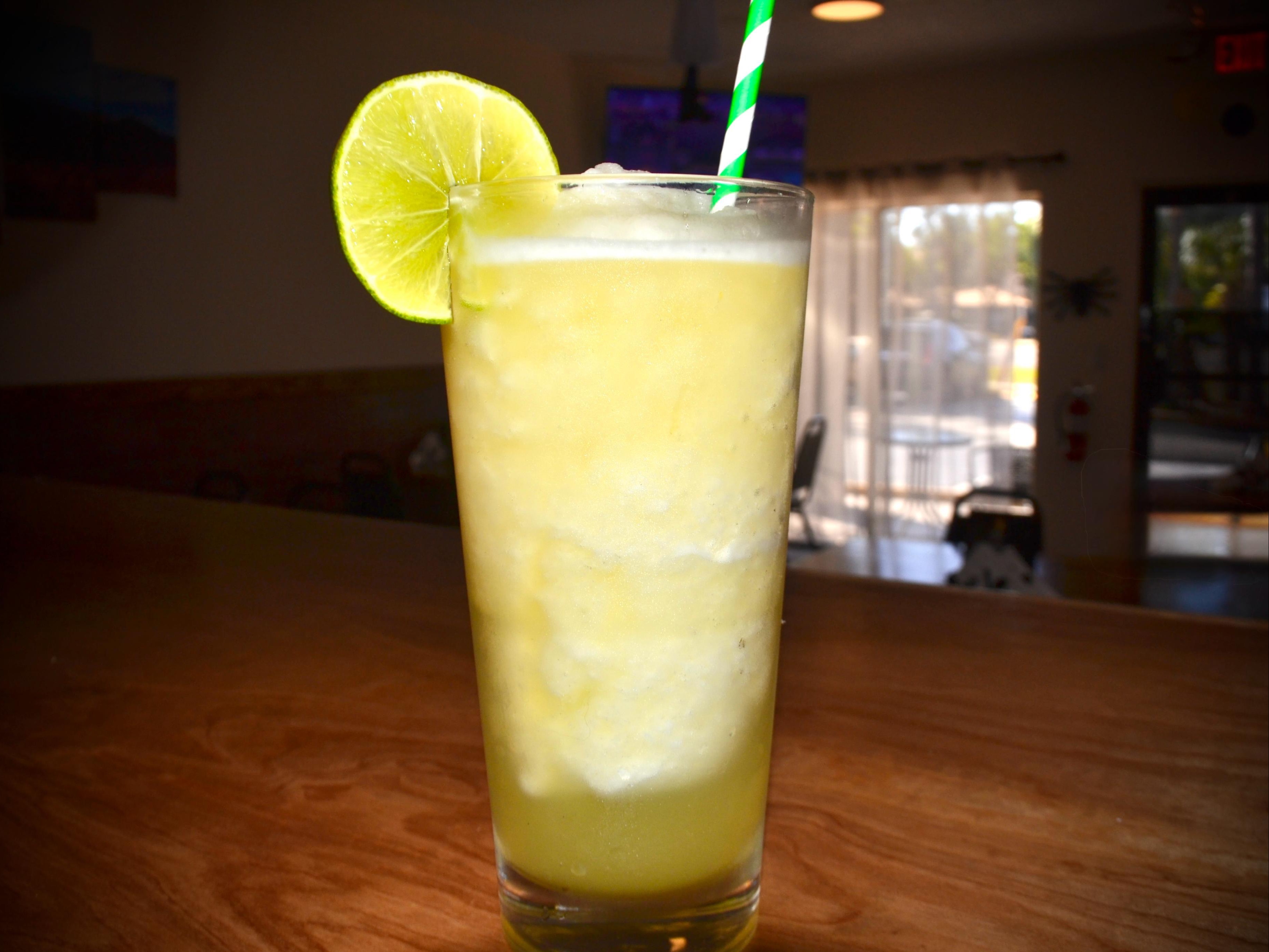 Natural Lemonade / Limonada Natural.