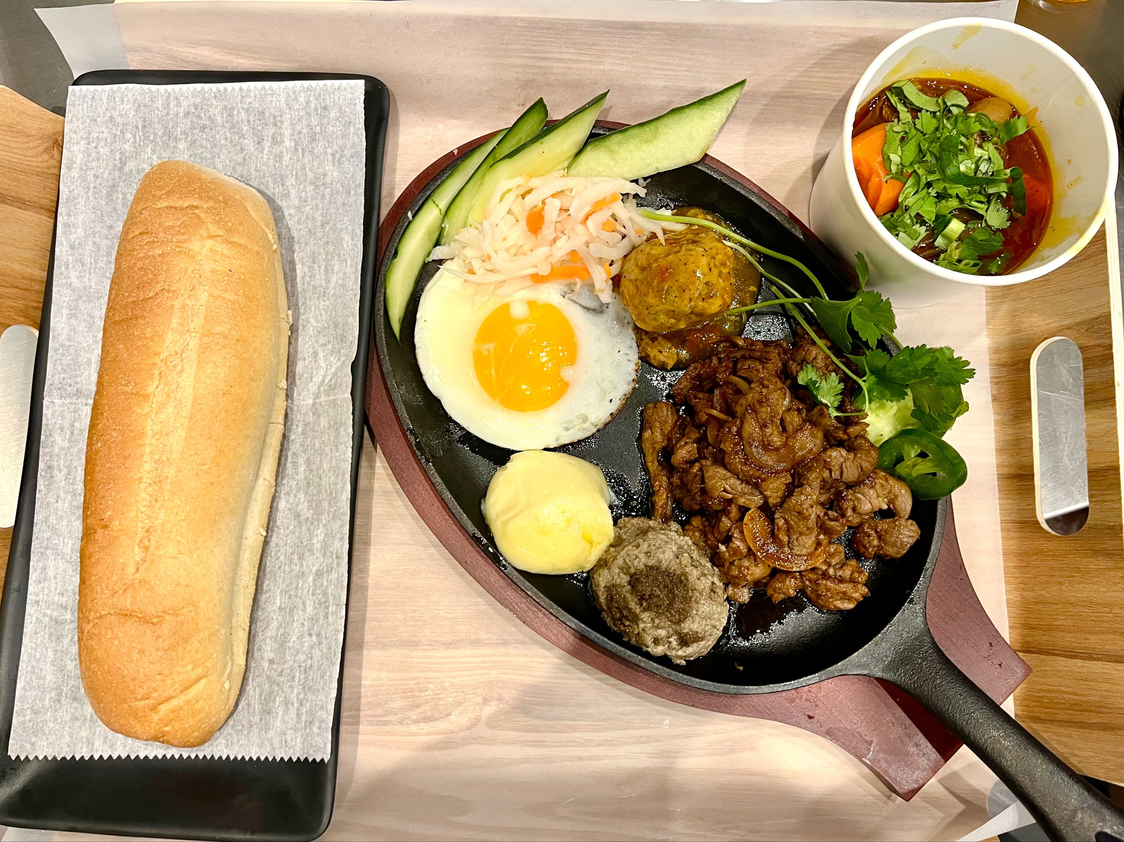 CE4. BANH MI SIZZLING STEAK *GRAND SLAM* (BÒ NÉ GRAND SLAM, trứng, pate, bơ, xíu mại, bò kho)