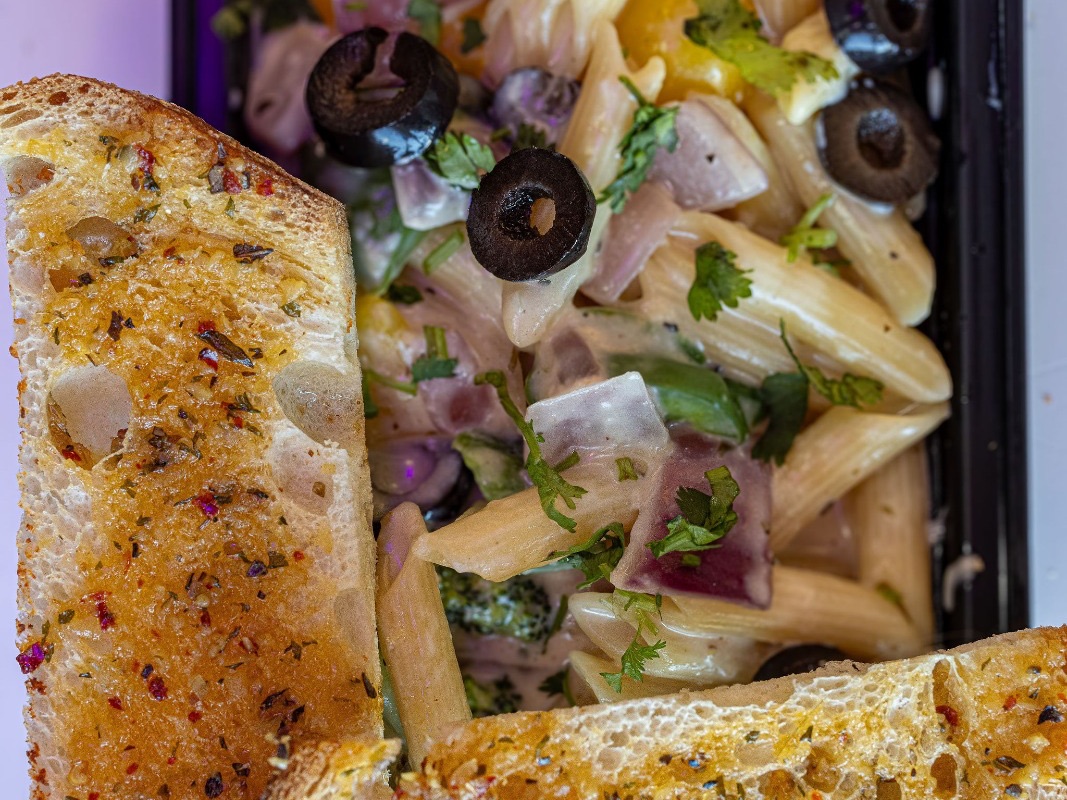 White Sauce Pasta (S) (J).