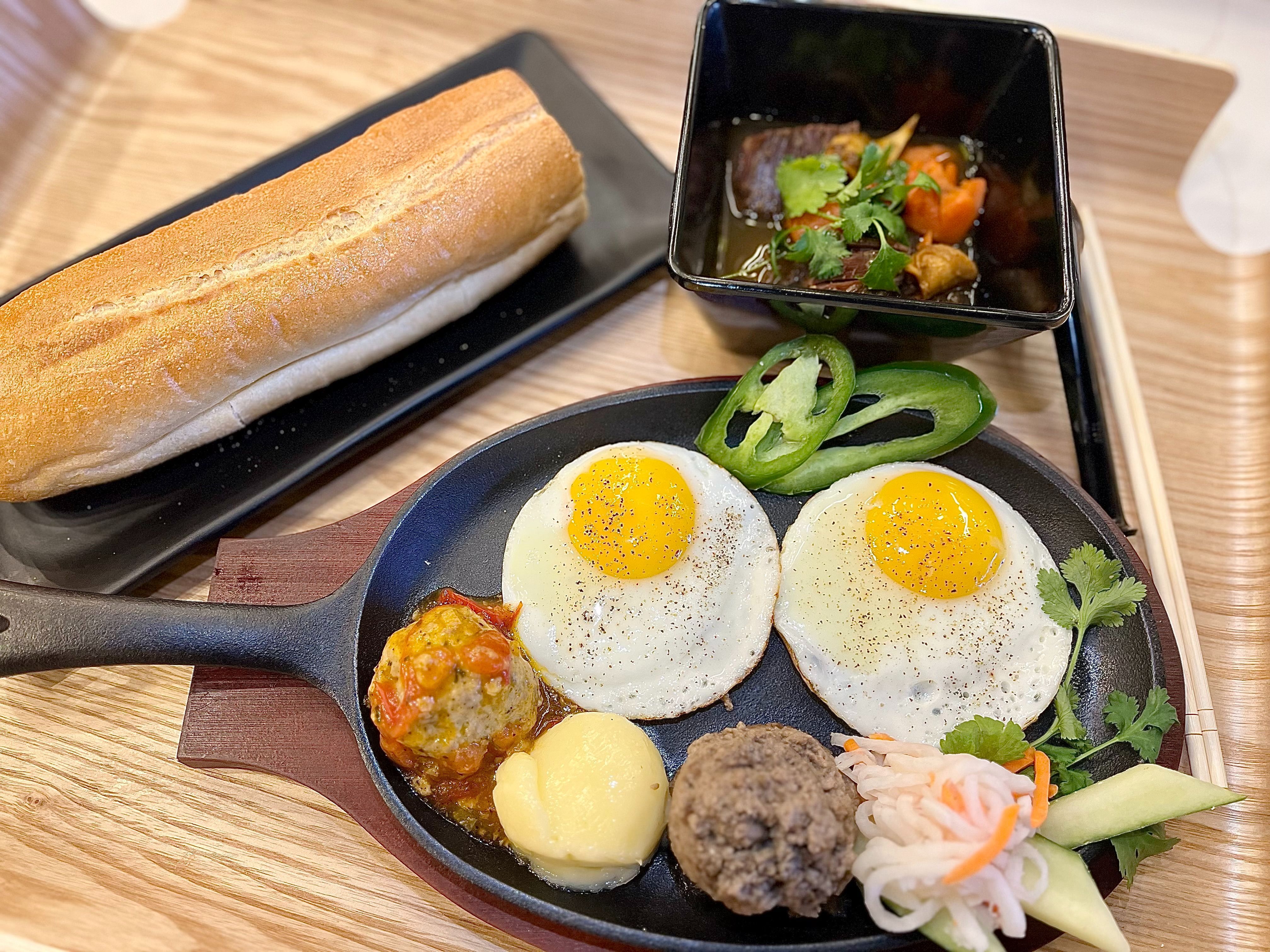 CE9. BANH MI 2-EGGS *GRAND SLAM*  (ỐP LA 2 TRỨNG, pate, bơ, XÍU MẠI, BÒ KHO).