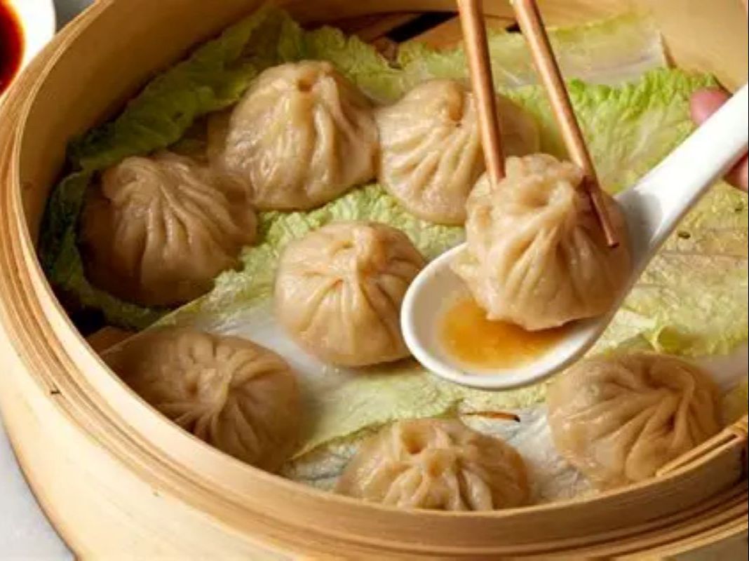 Soup Dumplings (Xiao Long Bao) / Bánh bao súp / 汤包.