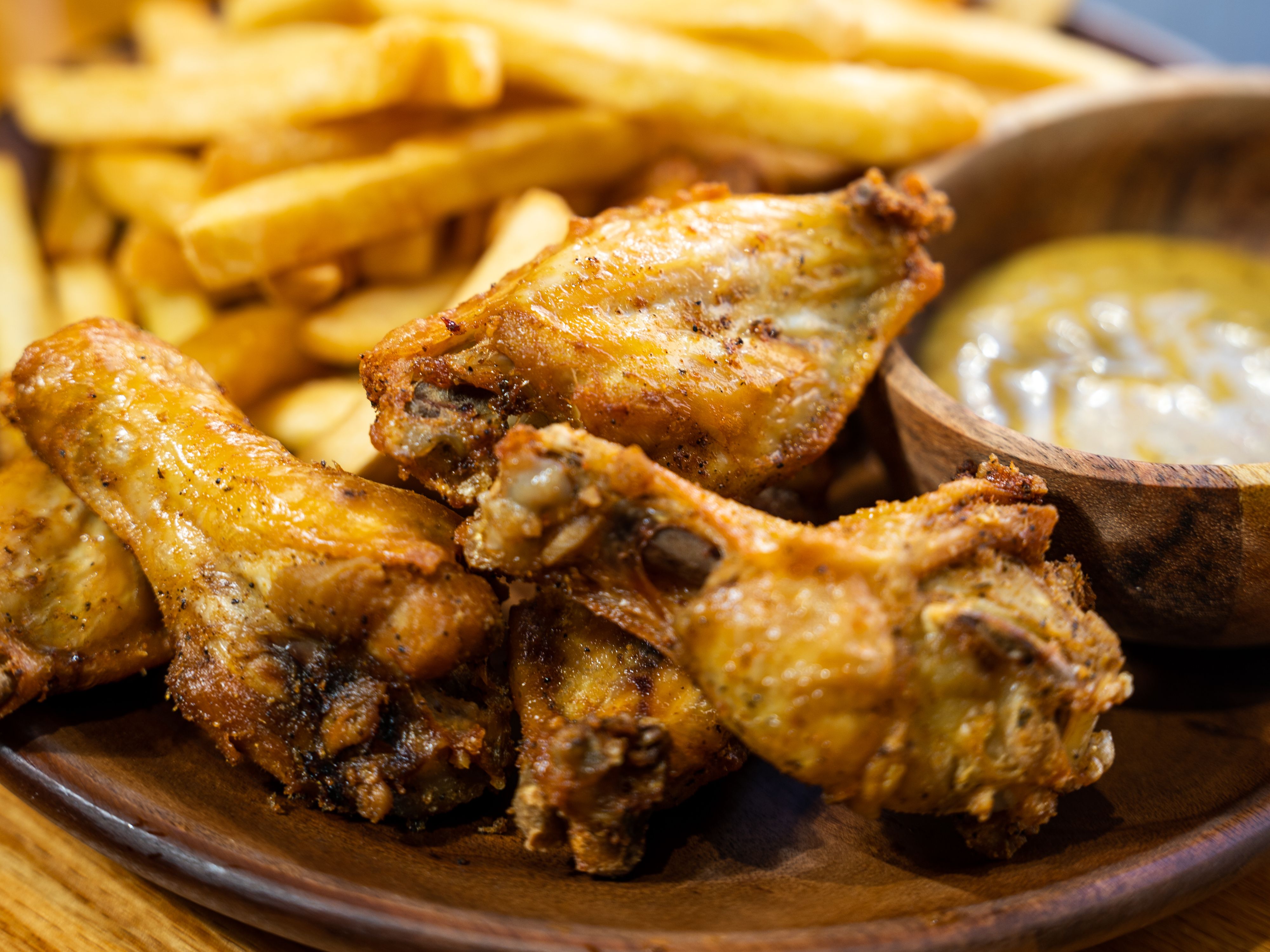 4 chicken Wings/w French Fries