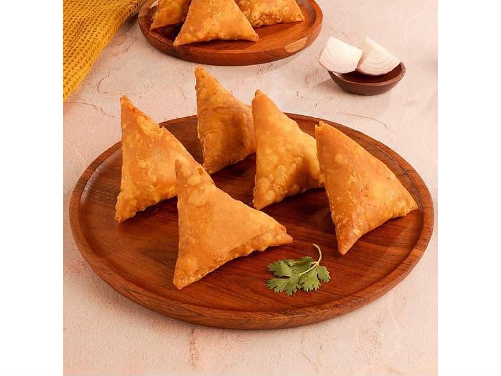 Onion Samosa (6 pc).