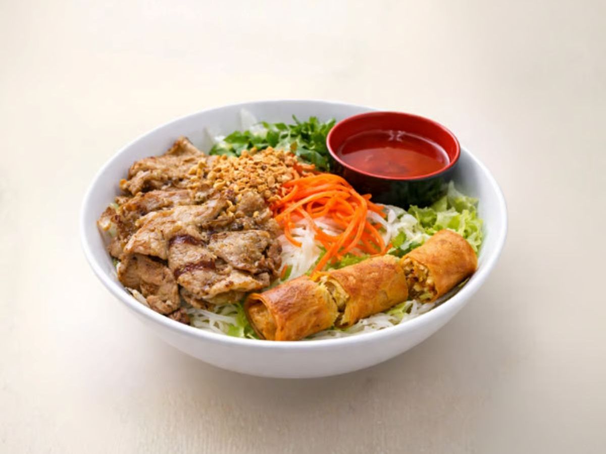 26 Pork & egg roll salad
