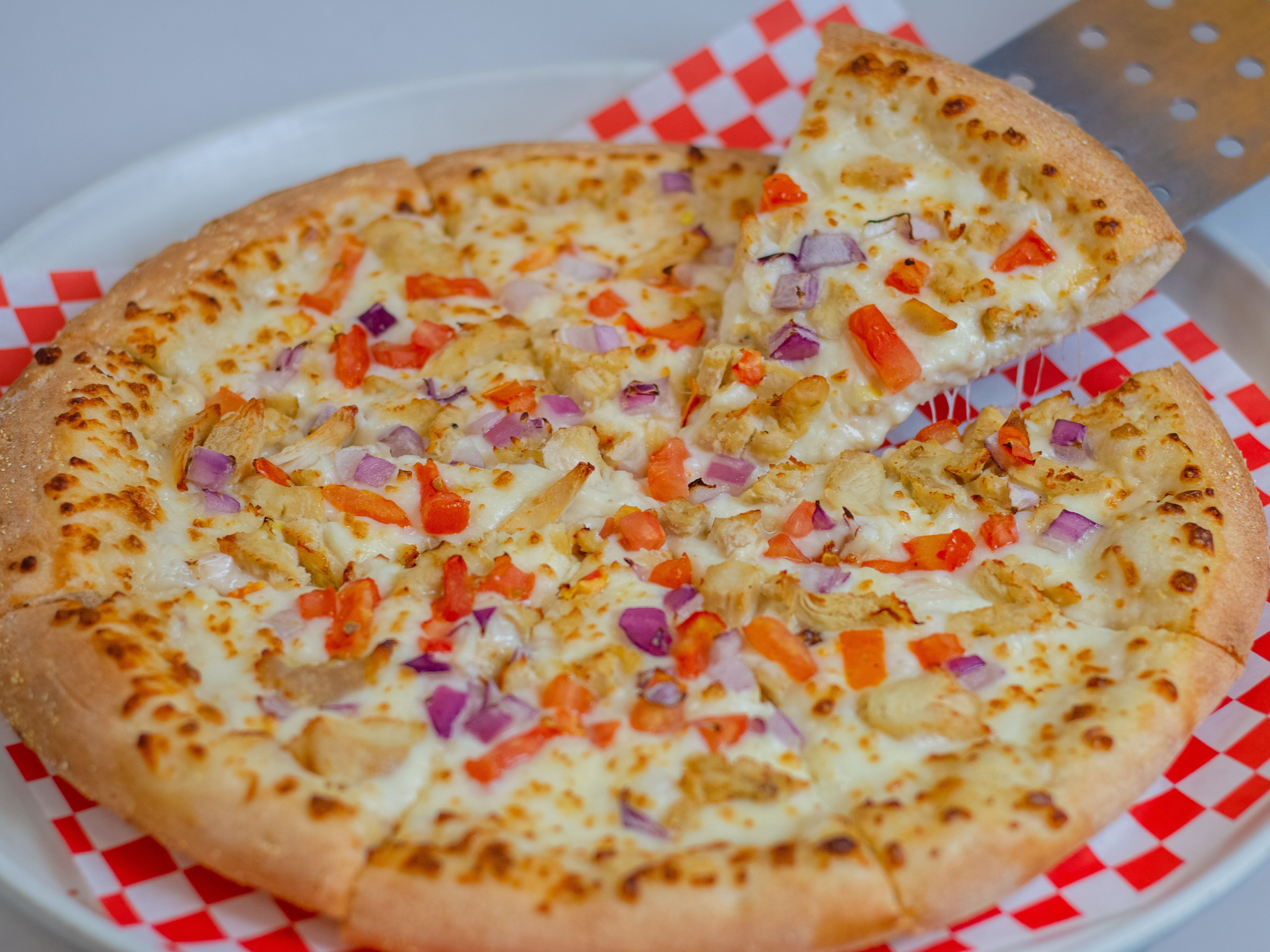 14" Garlic Chicken Pizza.