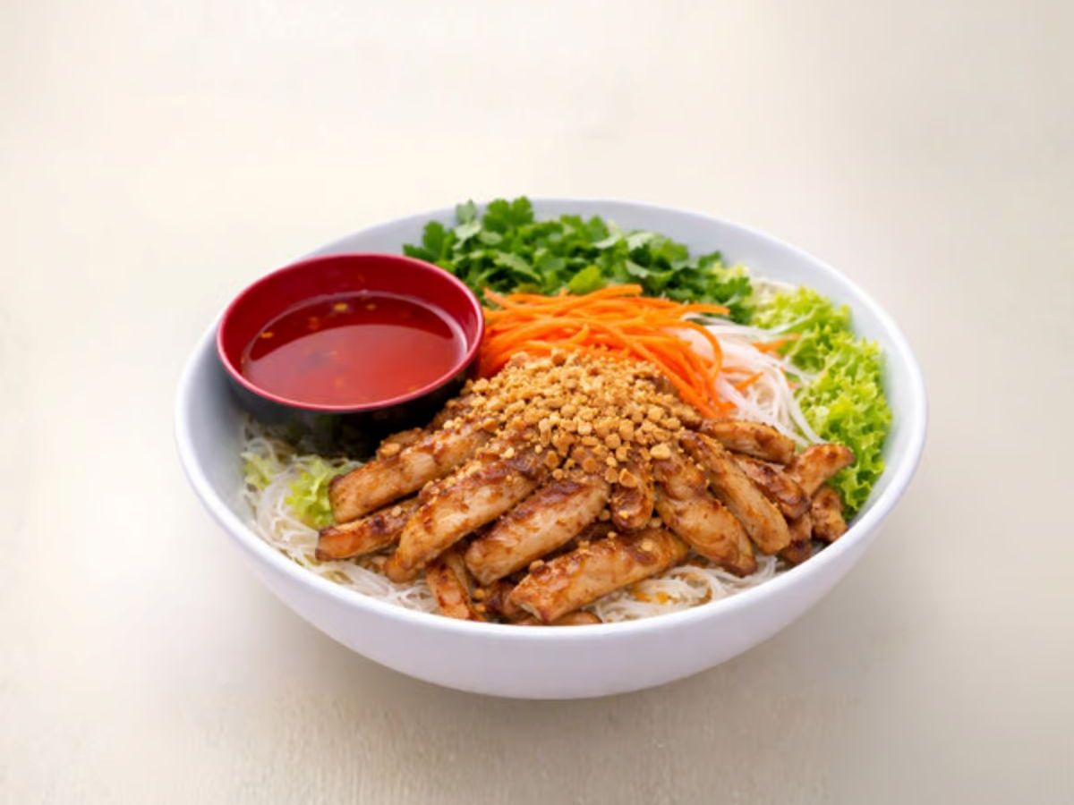 29 Chicken & Egg roll noodles salad