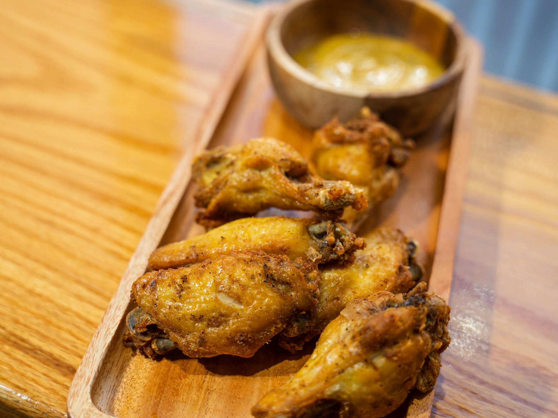 4 chicken Wings/w Fried Plantain