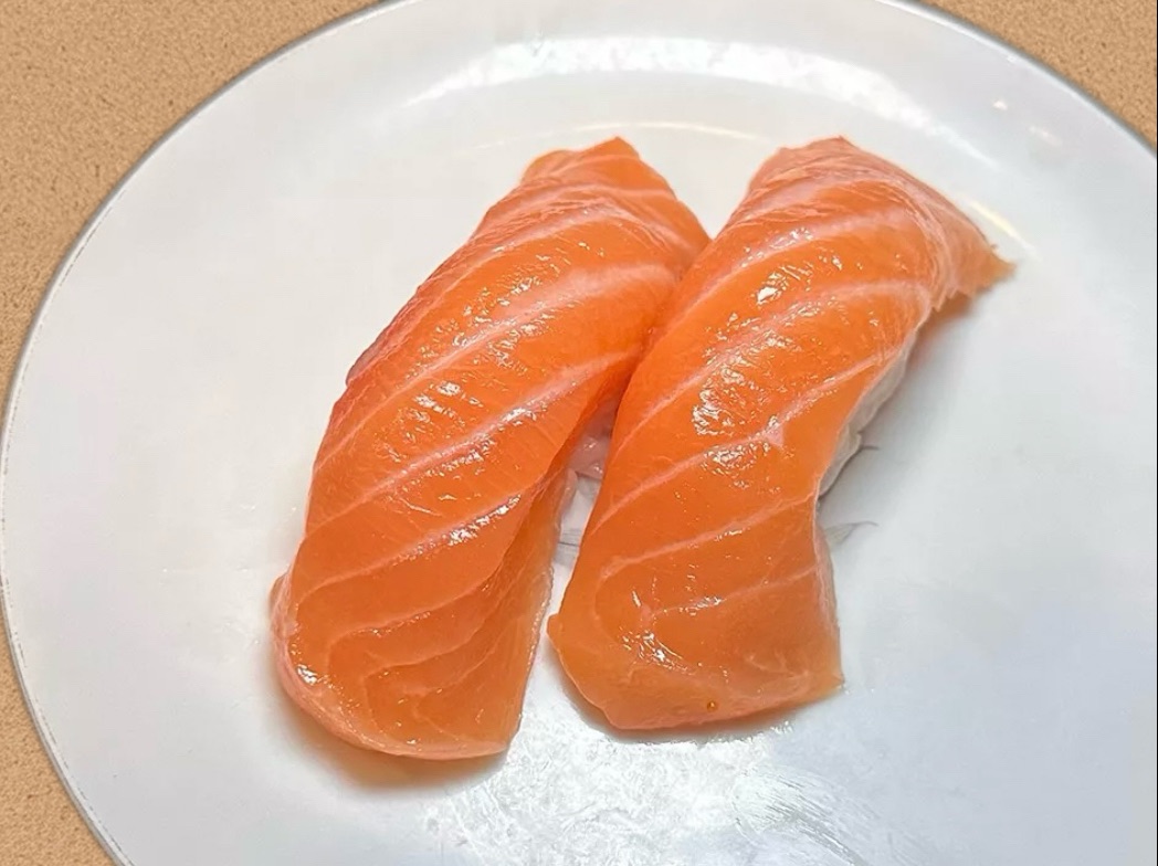 4pcs Salmon Nigiri.