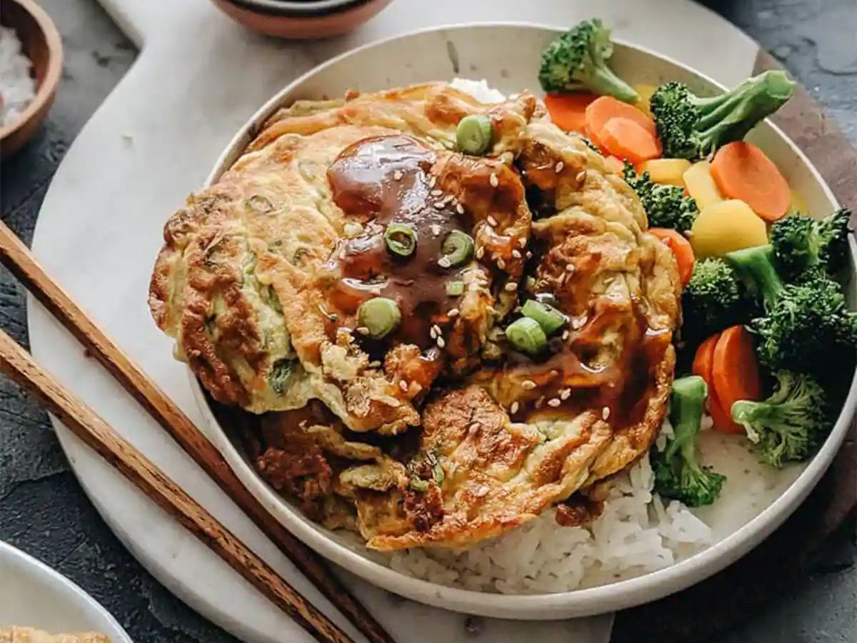 SP21. Meatless Veggie Egg Foo Young w/ Steamed Rice / Trứng Foo Young Chay với Cơm Hấp / 素菜鸡蛋芙蓉配蒸米饭.