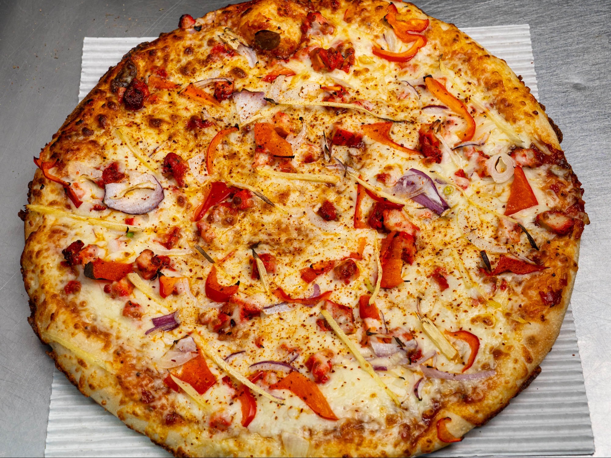 Paneer/chicken Chilli Pizza.