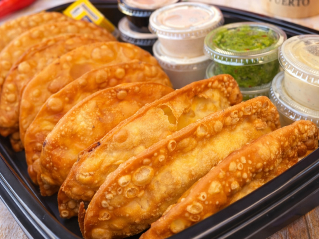 12 Pastelillos + 6 Sauces