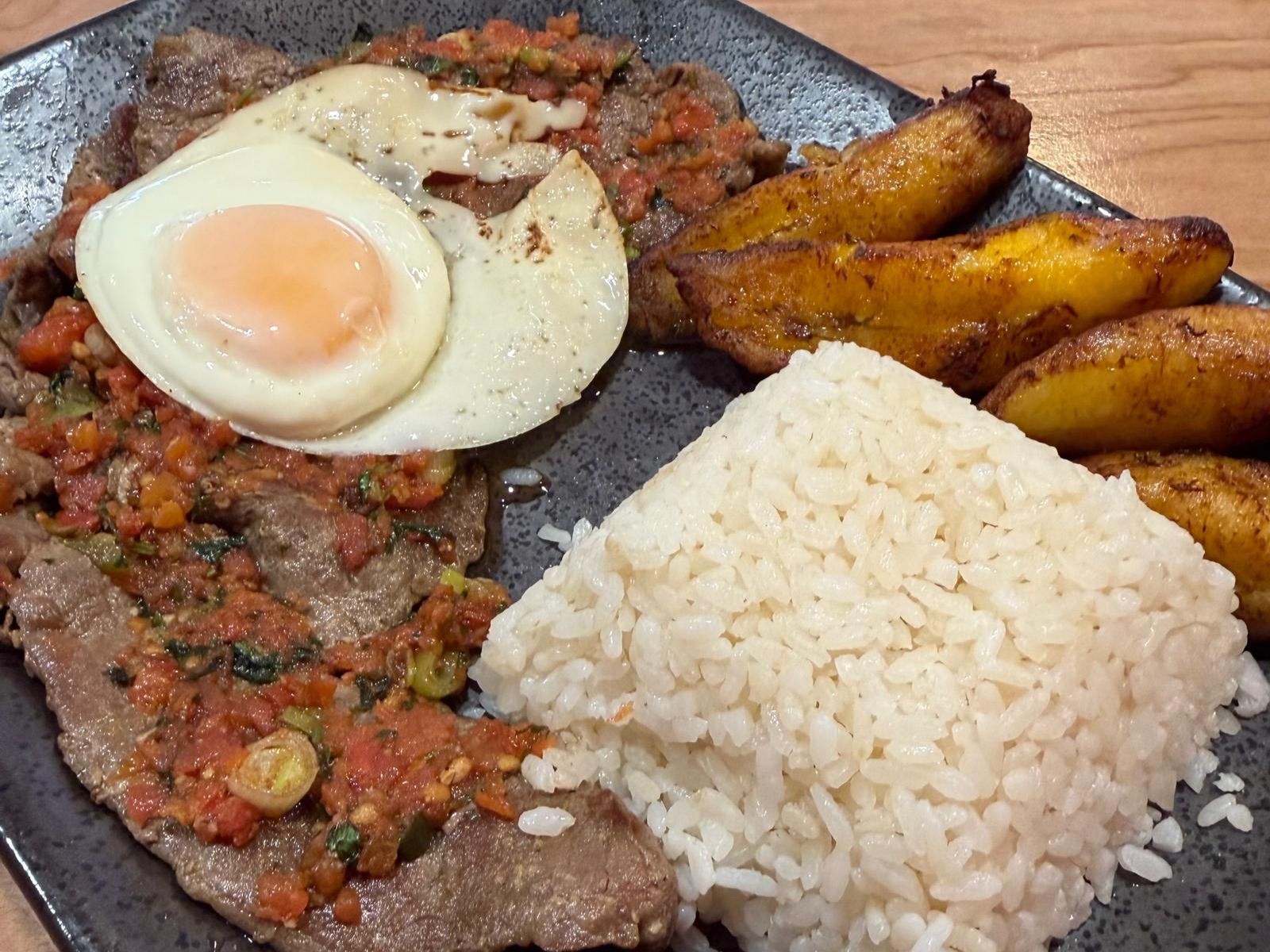 Steak & Eggs / Bistec a Caballo.