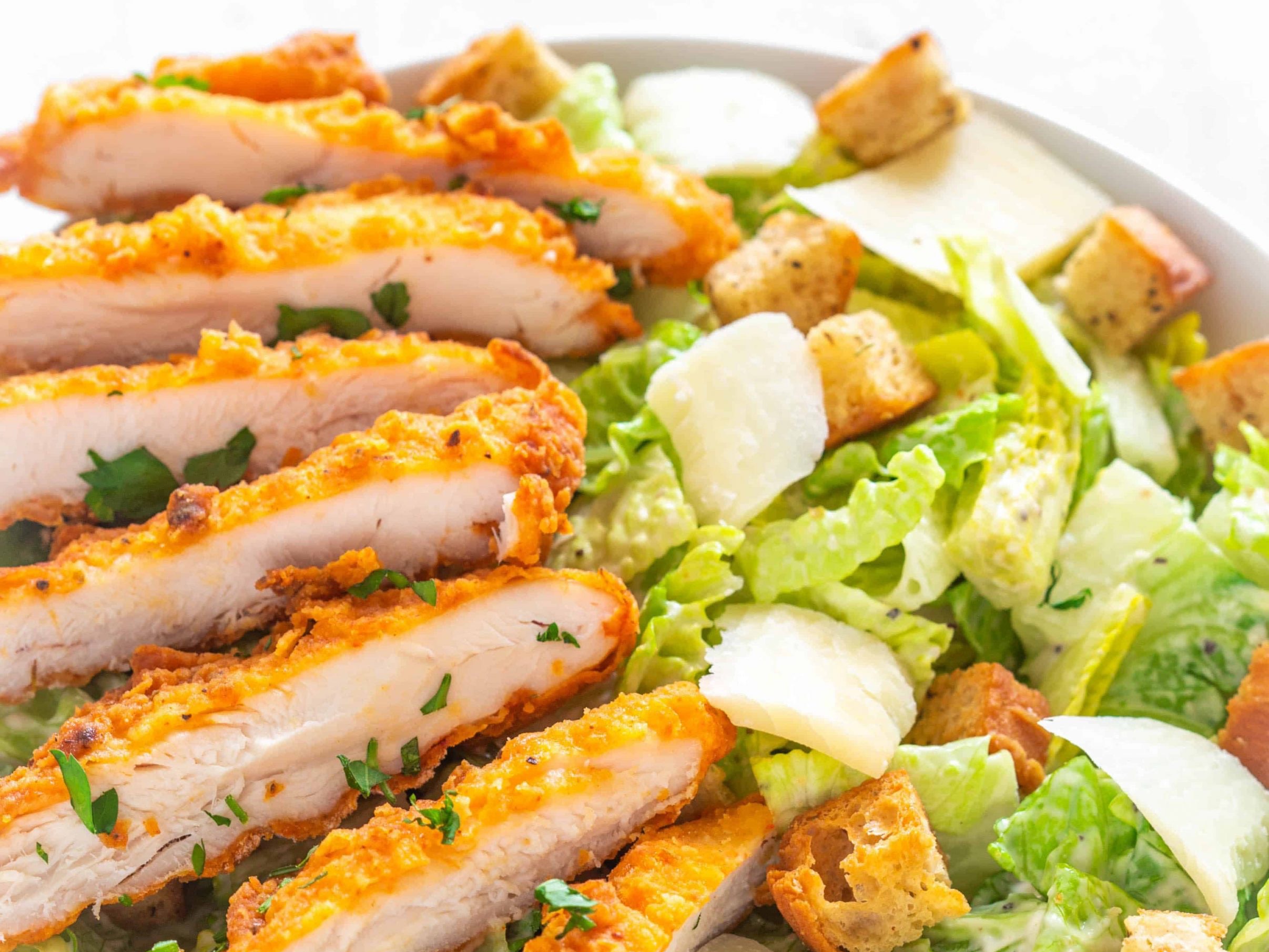 Breaded Chicken Caesar (Ensalada César con Pollo Empanizado)