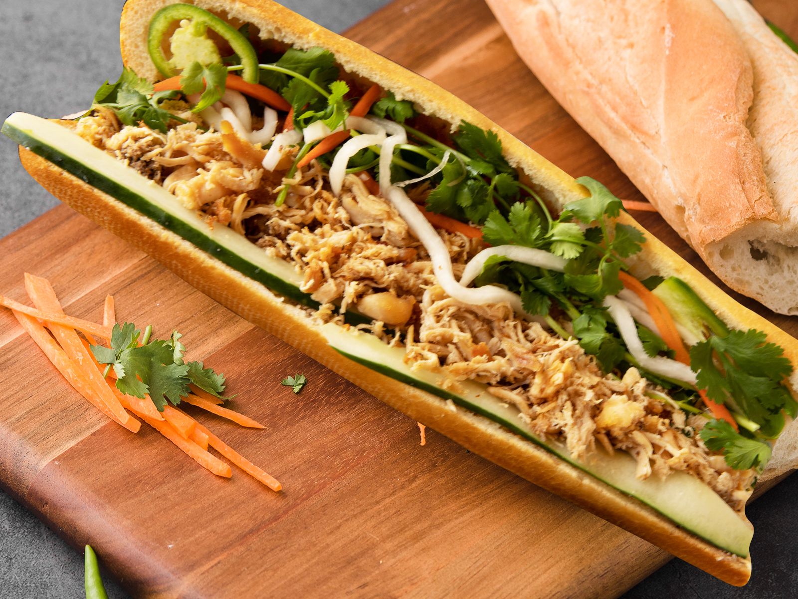 B4. SHREDDED CHICKEN / BÁNH MÌ GÀ XÉ.