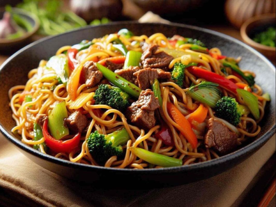 SP15. Chicken Subgum Chow Mein Combo / Cơm gà xào Subgum kết hợp / 鸡杂什锦炒面套餐.