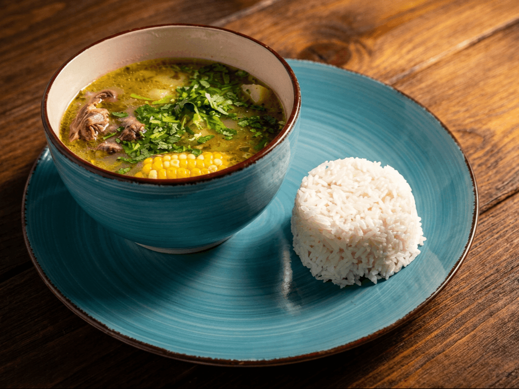 Sopa del Dia Pollo Incluye Porcion de Arroz o Arepa.