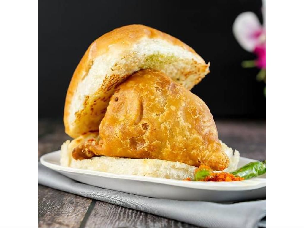 Dhamal Cheese Smaosa Pav.