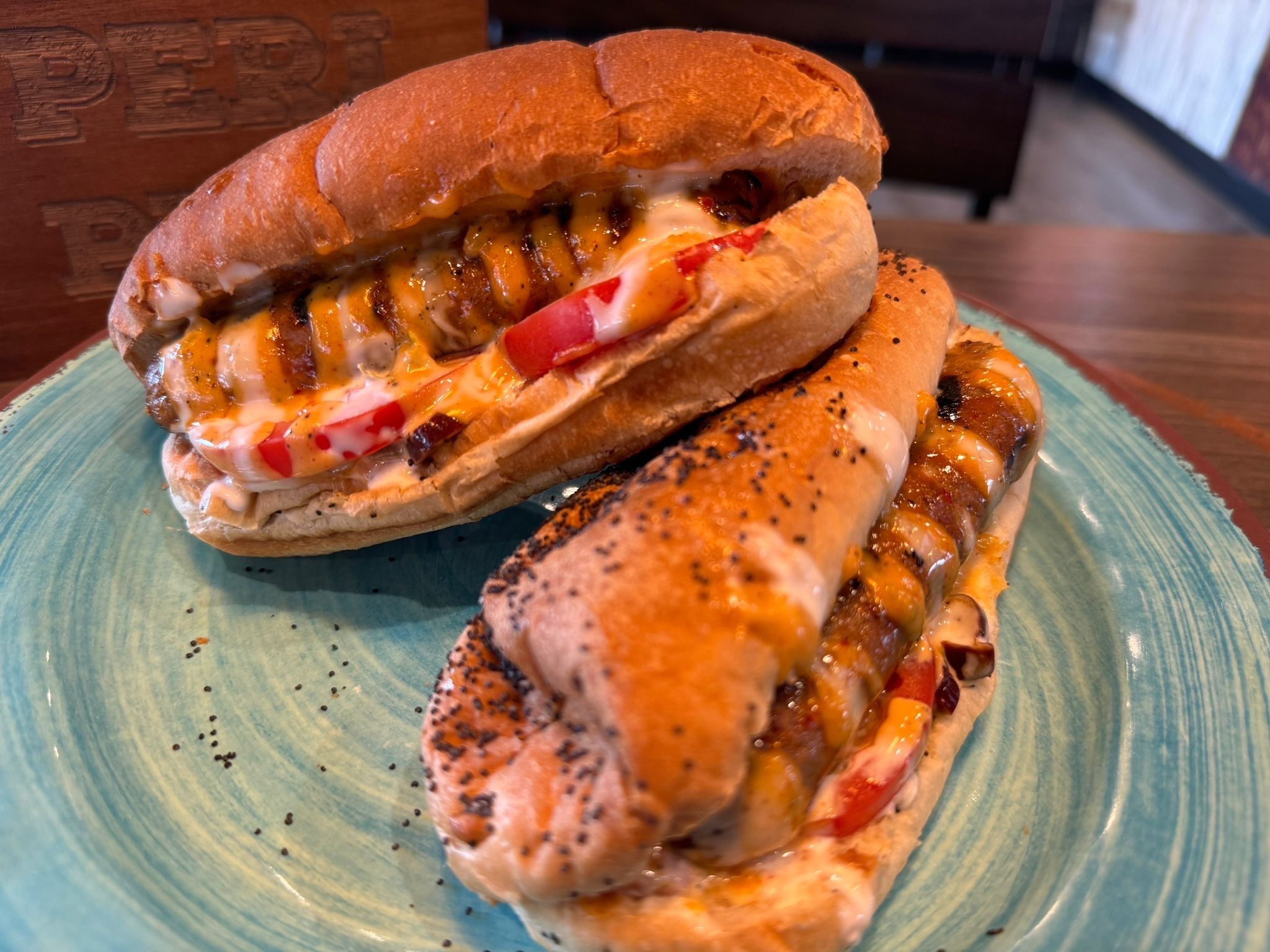 PERI BRATWURST HOT DOG.