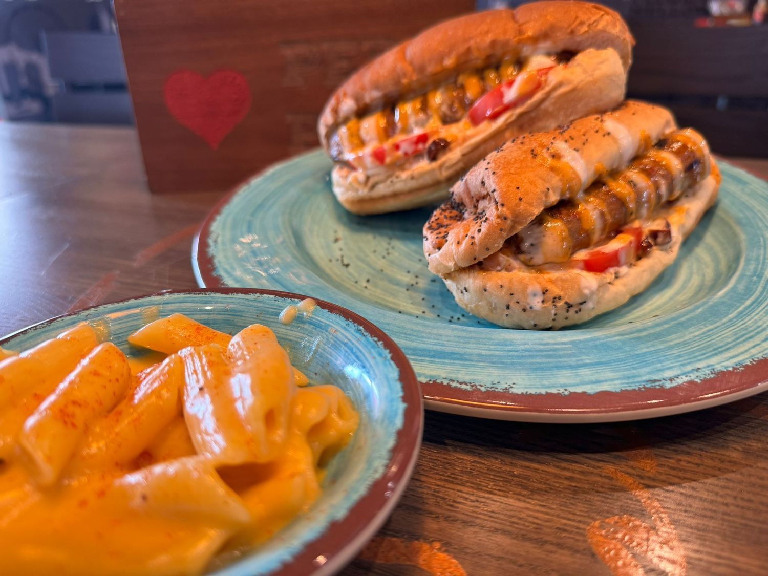 PERI BRATWURST HOT DOG.