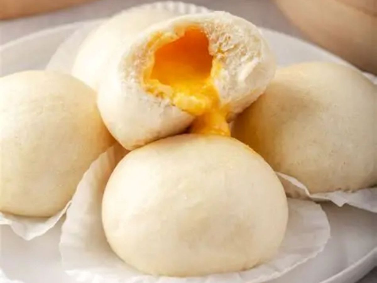 Egg Yolk Custard Steam Bun / Bánh Bao Hấp Nhân Trứng Muối / 蛋黄奶黄包.