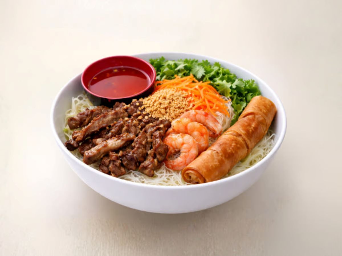 30 Pork,egg roll & shrimp salad