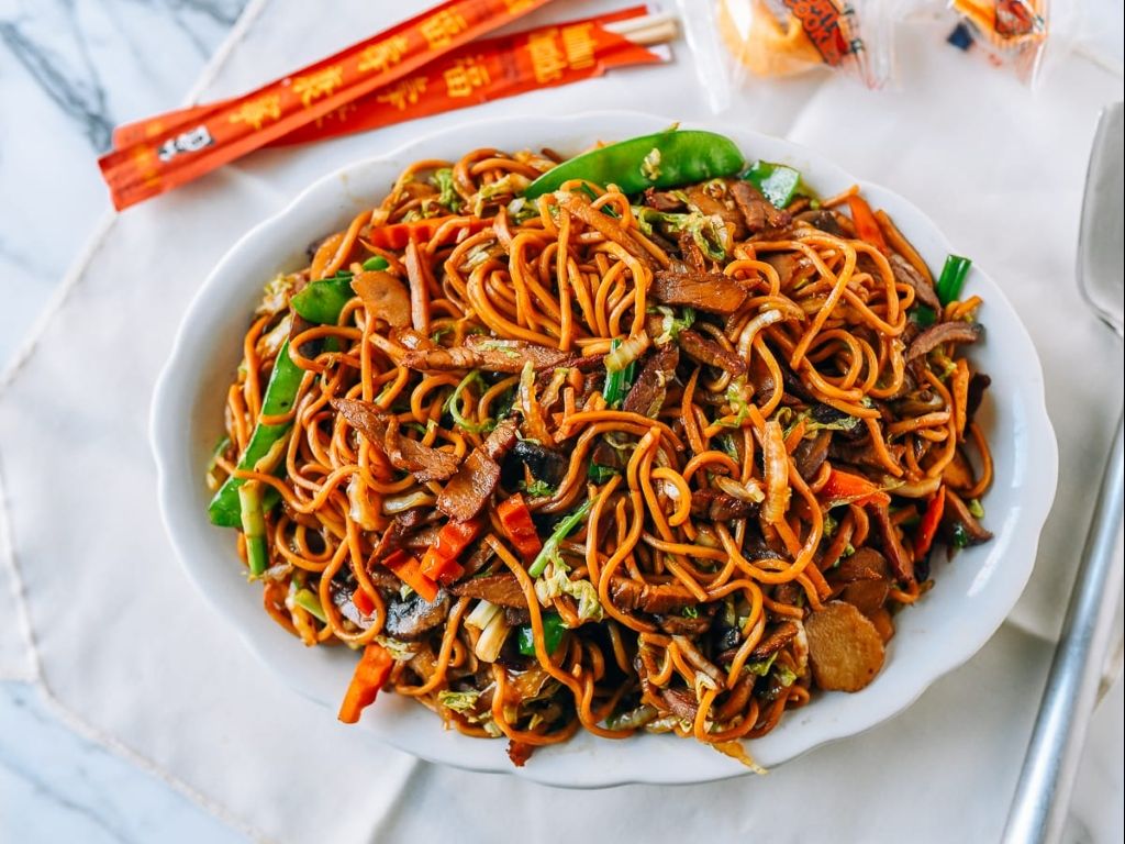 Roast Pork Lo Mein / Mì Xào Thịt Heo Quay / 叉烧捞面.