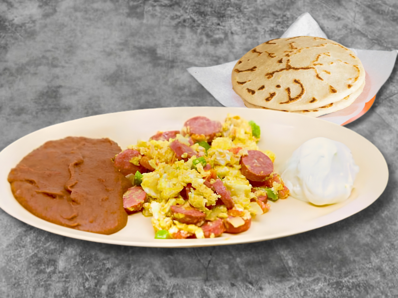 Huevos con Salchicha y Vegetales.