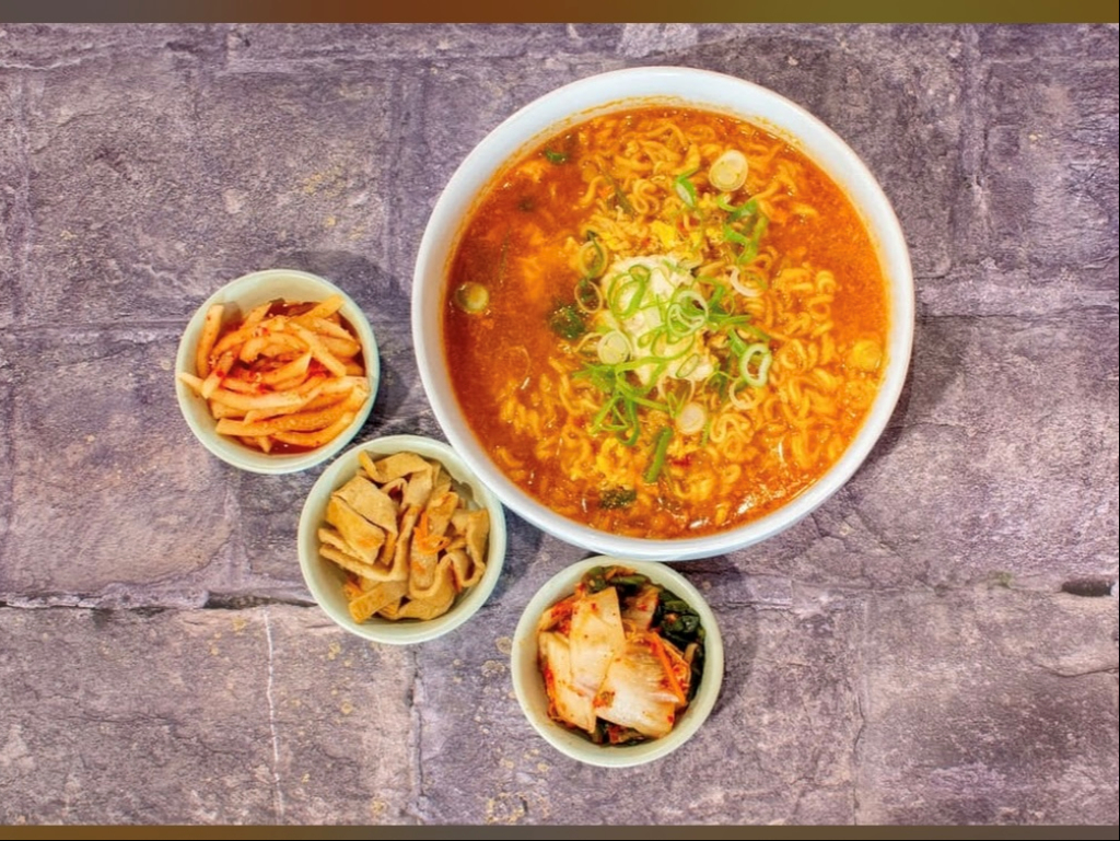 DUMPLING SHIN RAMEN.